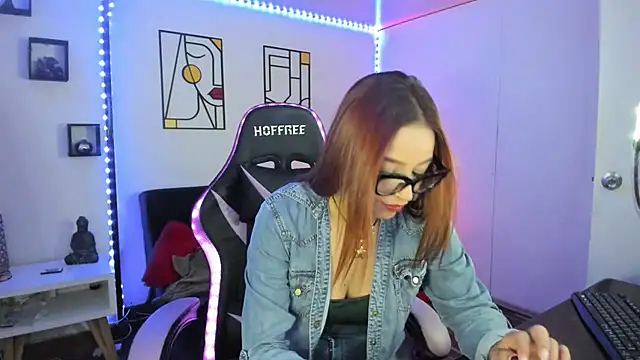 Snapshot of kay_marie chatting on 01.12.25 kay marie online show from 01.12.25