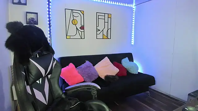 Snapshot of kay_marie chatting on 03.19.25 kay marie online show from 03.19.25