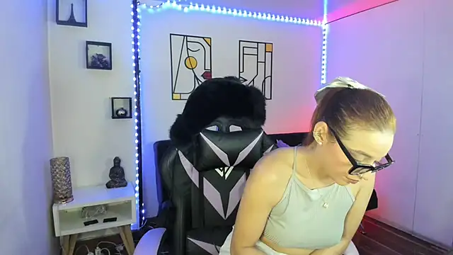 Snapshot of kay_marie chatting on 03.21.25 kay marie online show from 03.21.25