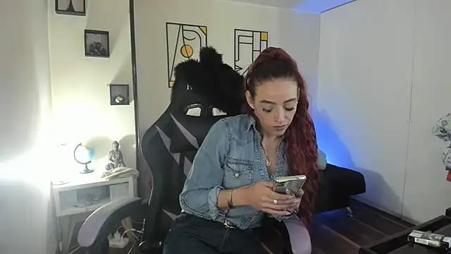 Snapshot of kay_marie chatting on 10.11.25 kay marie online show from 10.11.25