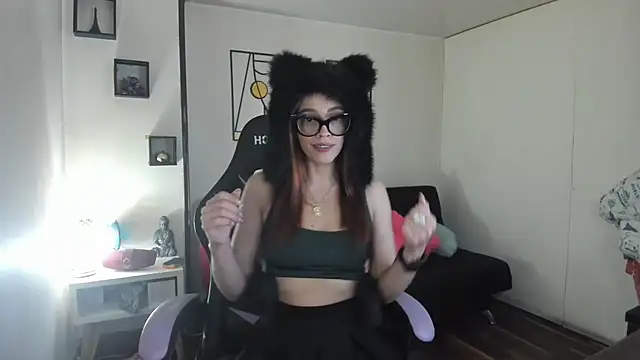 Snapshot of kay_marie chatting on 10.19.25 kay marie online show from 10.19.25