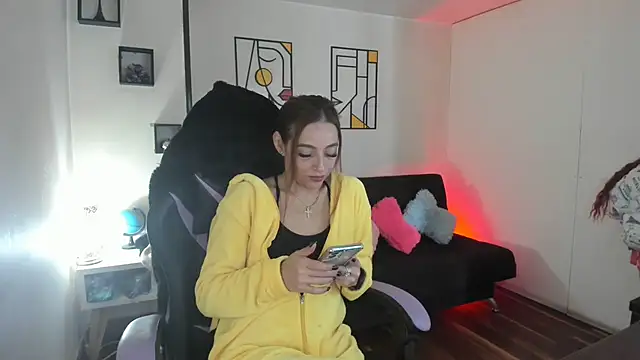 Snapshot of kay_marie chatting on 10.29.25 kay marie online show from 10.29.25