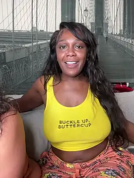 Snapshot of TilaTotti chatting on 02.18.25 TilaTotti online show from 02.18.25