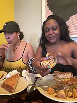 Snapshot of TilaTotti chatting on 02.19.25 TilaTotti online show from 02.19.25