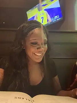 Snapshot of TilaTotti chatting on 02.20.25 TilaTotti online show from 02.20.25