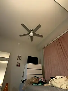 Snapshot of TilaTotti chatting on 11.25.25 TilaTotti online show from 11.25.25