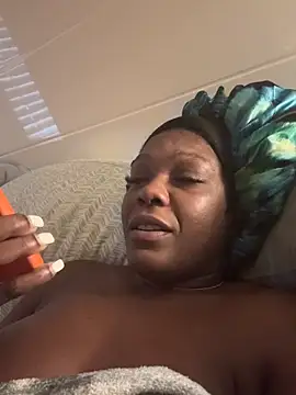 Snapshot of TilaTotti chatting on 12.13.25 TilaTotti online show from 12.13.25