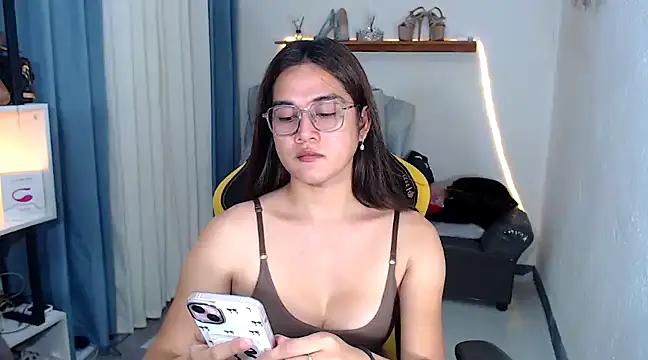 Snapshot of MarieLoveGlamorous chatting on 02.01.25 MarieLoveGlamorous online show from 02.01.25