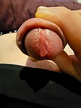 Snapshot of GrosseMinniHulk chatting on 12.17.24 GrosseMinniHulk online show from 12.17.24