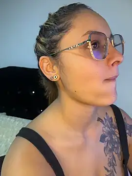 Snapshot of Emiily_W chatting on 03.24.26 Emiily W online show from 03.24.26