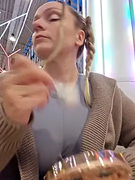 Snapshot of Bondgirl_013 chatting on 12.21.25 Bondgirl 013 online show from 12.21.25