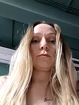 Snapshot of Bondgirl_013 chatting on 03.22.26 Bondgirl 013 online show from 03.22.26