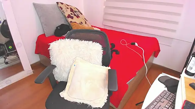 Snapshot of SharonVelvet chatting on 01.03.25 SharonVelvet online show from 01.03.25
