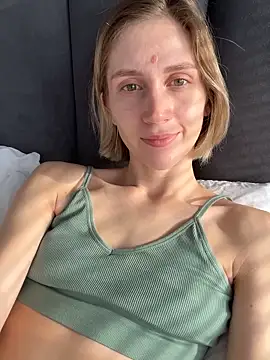 Snapshot of Feral_berry_8133 chatting on 02.18.25 Feral berry 8133 online show from 02.18.25