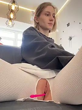 Snapshot of Feral_berry_8133 chatting on 02.25.25 Feral berry 8133 online show from 02.25.25