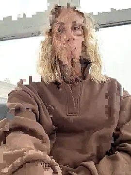 Snapshot of Feral_berry_8133 chatting on 10.10.25 Feral berry 8133 online show from 10.10.25