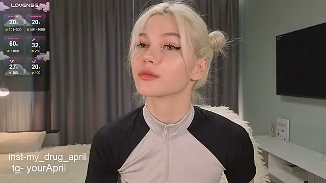 Snapshot of MyApril chatting on 11.09.25 MyApril online show from 11.09.25