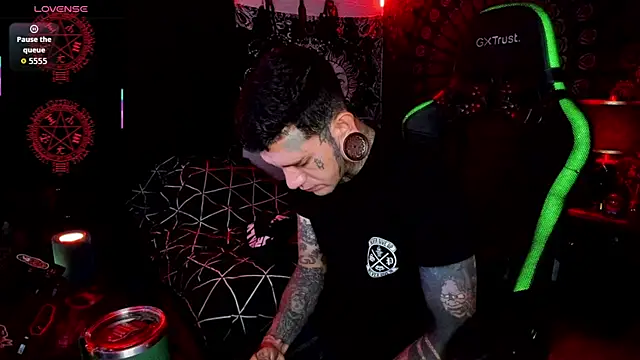 Snapshot of josh__ackerman chatting on 10.05.25 josh ackerman online show from 10.05.25