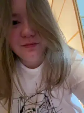 Snapshot of remirann_ chatting on 12.25.24 remirann  online show from 12.25.24