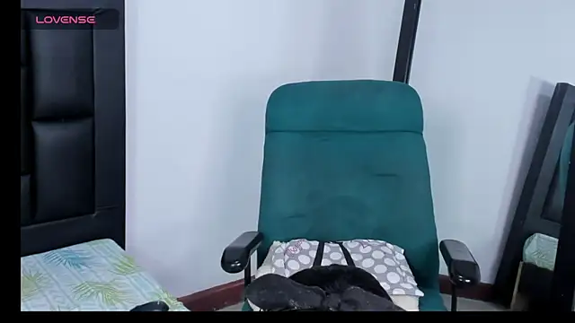 Snapshot of MaiaPetitte_ chatting on 01.07.26 MaiaPetitte online show from 01.07.26