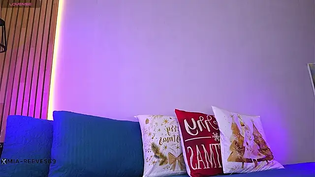 Snapshot of mia-reeves chatting on 12.04.25 mia-reeves online show from 12.04.25