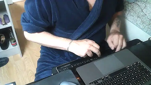 Snapshot of DUDURA@xh chatting on 11.04.25 DUDURAxh online show from 11.04.25