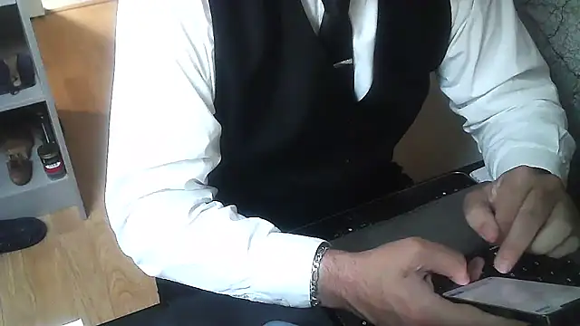 Snapshot of DUDURA@xh chatting on 11.20.25 DUDURAxh online show from 11.20.25