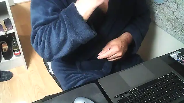 Snapshot of DUDURA@xh chatting on 11.23.25 DUDURAxh online show from 11.23.25