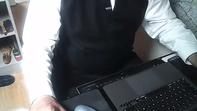 Snapshot of DUDURA@xh chatting on 11.24.25 DUDURAxh online show from 11.24.25