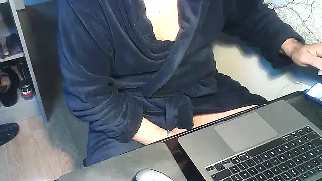 Snapshot of DUDURA@xh chatting on 11.28.25 DUDURAxh online show from 11.28.25