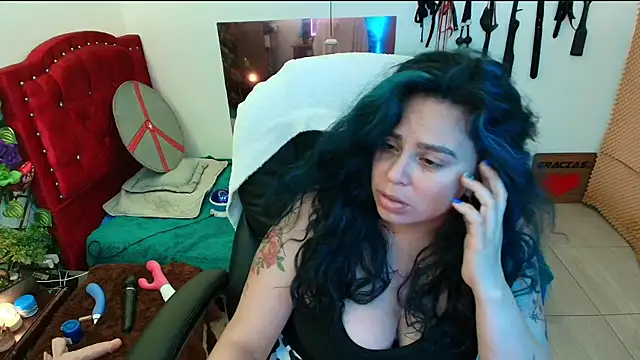 Snapshot of elektra_32 chatting on 02.17.25 elektra 32 online show from 02.17.25