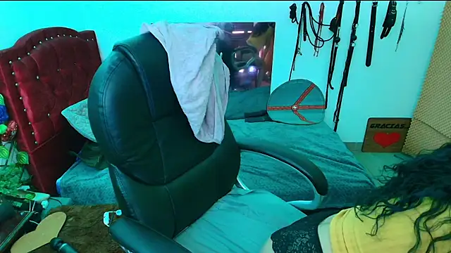 Snapshot of elektra_32 chatting on 03.17.25 elektra 32 online show from 03.17.25