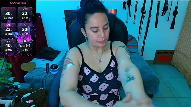 Snapshot of elektra_32 chatting on 03.18.25 elektra 32 online show from 03.18.25