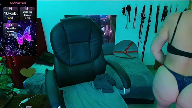 Snapshot of elektra_32 chatting on 03.19.25 elektra 32 online show from 03.19.25