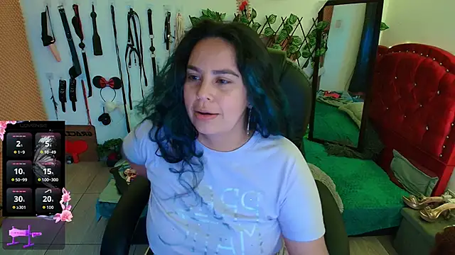 Snapshot of elektra_32 chatting on 09.18.25 elektra 32 online show from 09.18.25