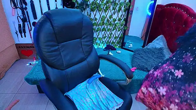 Snapshot of elektra_32 chatting on 10.19.25 elektra 32 online show from 10.19.25