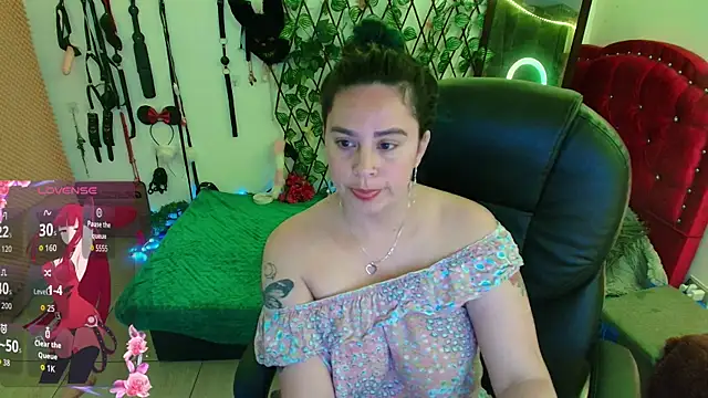 Snapshot of elektra_32 chatting on 10.22.25 elektra 32 online show from 10.22.25