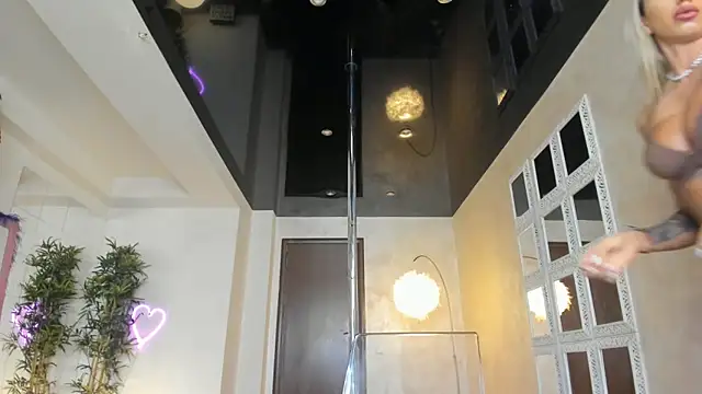 Snapshot of LisaAkira chatting on 03.13.25 LisaAkira online show from 03.13.25