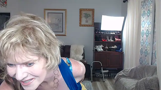 Snapshot of SindeeDix chatting on 09.26.25 SindeeDix online show from 09.26.25