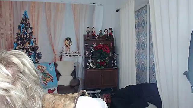 Snapshot of SindeeDix chatting on 12.14.25 SindeeDix online show from 12.14.25