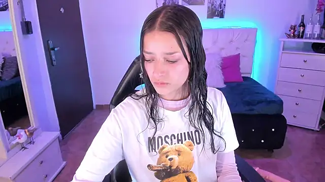 Snapshot of Amaia_Daniells chatting on 12.20.24 Amaia Daniells online show from 12.20.24
