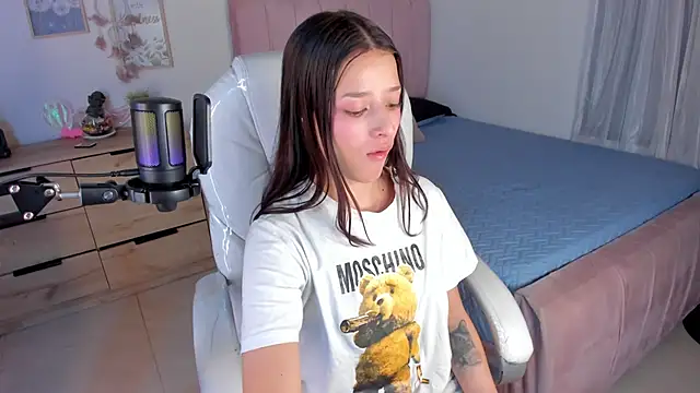 Snapshot of Amaia_Daniells chatting on 02.25.25 Amaia Daniells online show from 02.25.25