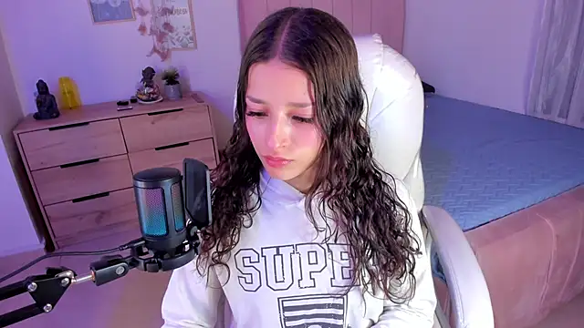 Snapshot of Amaia_Daniells chatting on 03.11.25 Amaia Daniells online show from 03.11.25