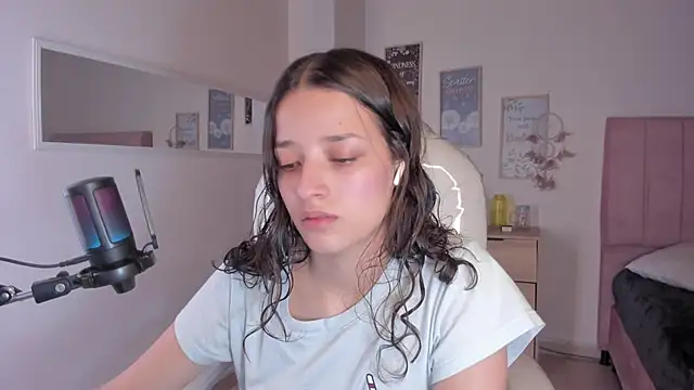 Snapshot of Amaia_Daniells chatting on 09.11.25 Amaia Daniells online show from 09.11.25