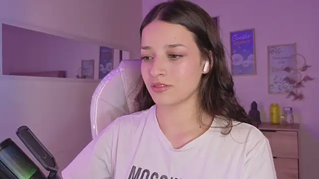 Snapshot of Amaia_Daniells chatting on 10.23.25 Amaia Daniells online show from 10.23.25