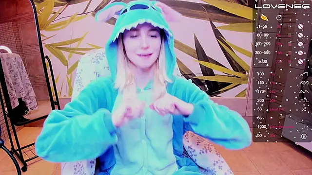 Snapshot of fleximona chatting on 10.26.25 fleximona online show from 10.26.25