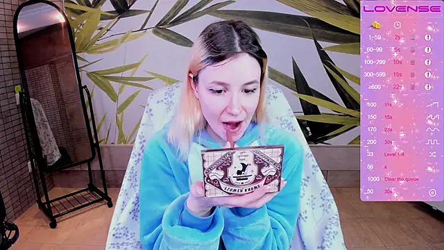 Snapshot of fleximona chatting on 12.14.25 fleximona online show from 12.14.25