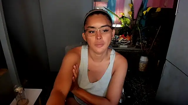 Snapshot of QuiinMollyXxX chatting on 03.08.26 QuiinMollyXxX online show from 03.08.26