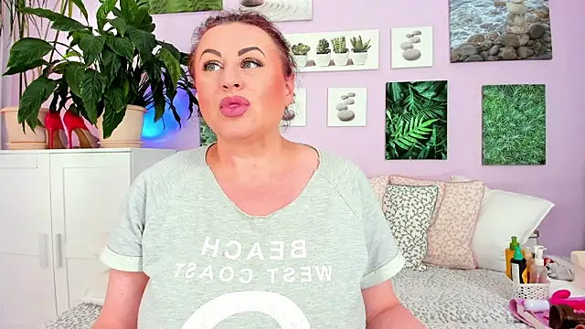 Snapshot of BigTittyGoddess chatting on 09.28.25 BigTittyGoddess online show from 09.28.25