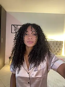 Snapshot of mariam_hill chatting on 12.20.24 mariam hill online show from 12.20.24